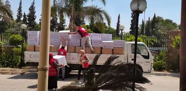 مساعدات مقدمة من الهلال الأحمر المصري للفلسطينيين في غزة