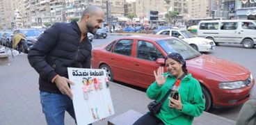 رامي يوزع الهدايا في شوارع القاهرة