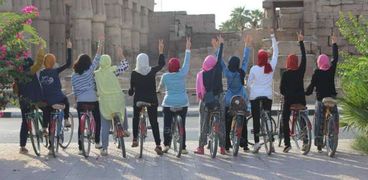 بنات الصعيد ينشطن السياحة بمبادرة لركوب «العجل»
