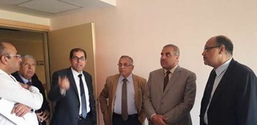 مسؤولو مستشفى جامعة الأزهر التخصصي خلال استقبالهم المصابين