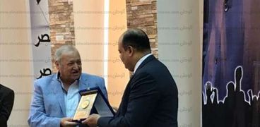 "أبوزيد" يمنح "سياحة النواب" درع محافظة مطروح