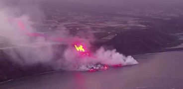 الحمم البركانية من بركان جزيرة لاس بالماس الإسبانية تصل إلى المحيط الأطلنطي