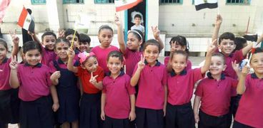 أطفال مدارس الإسكندرية يرفعون العلم المصر وعلامة النصر احتفالًا بنصر أكتوبر