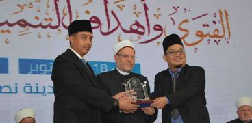 علام يُسلم جائزة الإمام القرافي لنائبي مفتي سنغافورة