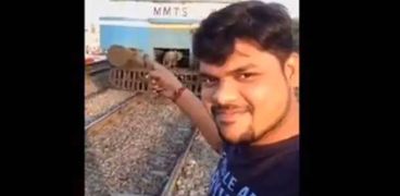 سيلفي" لشاب هندي مع قطار مسرع يضعه على أعتاب الموت