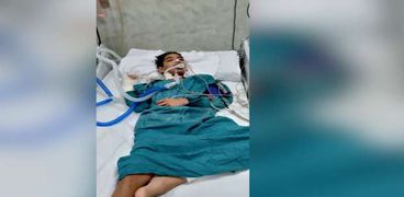 بالصور والفيديو| "بنج وأنبوبة وصباع مكسور".. إهمال طبي بمستشفى العجوزة يفقد طفلا وعيه لأكثر من شهر