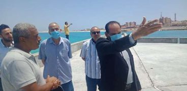 رئيس مدينة مرسى مطروح خلال تفقده ألسنة الشواطىء