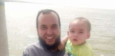 صورة متداولة للمدرس المصري المقتول في السعودية مع طفله