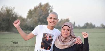 الشاب محمد قمصان ووالدته