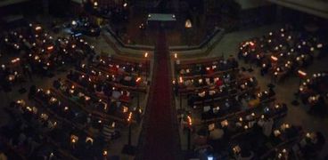 بالصور| "الأسقفية" تنظم حفل ترانيم الميلاد تحت أضواء الشموع