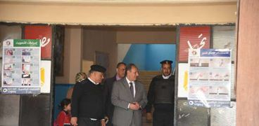 محافظ الإسكندرية اثناء متابعة العملية الانتخابية