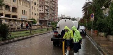 التعامل مع تراكمات أمطار الإسكندرية