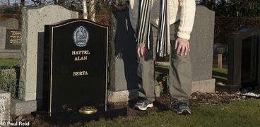 العجوز الاسكتلندي "آلان هاتل" يقف بجوار قبره