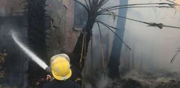 الحماية المدنية تسيطر علي حريق شركة الكتان في الإسكندرية