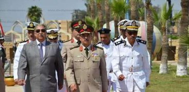 قيادات الجيش والأمن يضعون أكاليل الزهور على النصب التذكاري احتفالا بذكرى تحرير سيناء.