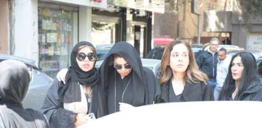 رانيا فريد شوقي تفقد توازنها فى جنازة والدتها