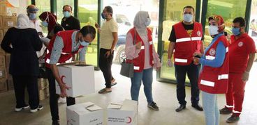 فريق الهلال الأحمر يقدم مساعدات للمتضرررين من كورونا