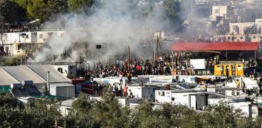 مصرع اثنين من المهاجرين في حريق بمخيم لاجئين في اليونان