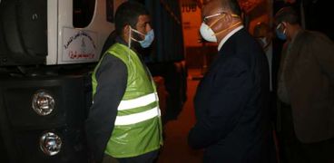 محافظ القاهرة خلال تفقده أعمال نظافة الشوارع