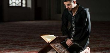 حكم أخذ الأجر على قراءة القرآن في العزاء