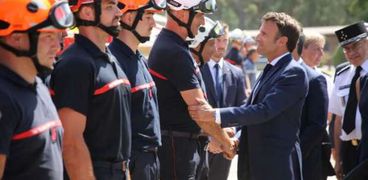 الرئيس الفرنسي يزور رجال الإطفاء