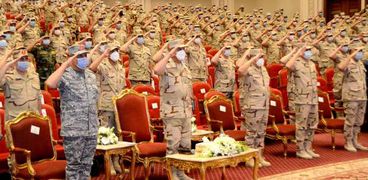 وزير الدفاع يلتقي الضباط المعينين لتولي وظائف قيادية بالقوات المسلحة