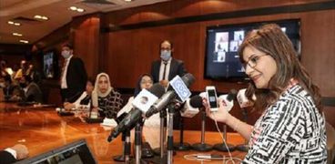 وزيرة الهجرة أثناء متابعتها تصويت المصريين بالخارج بالمرحلة الأولى