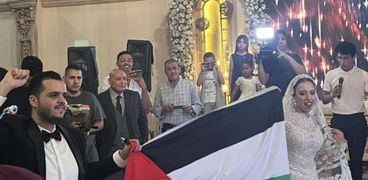 عروسان يحتفلان بزفافهما على أنغام «أنا دمي فلسطيني»