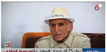 الفلسطيني طلال طه المعروف باسم «رجل الجرائد»