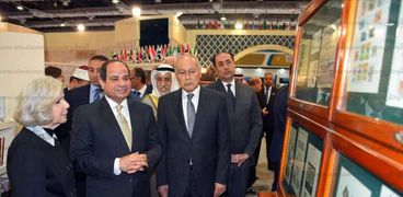 الرئيس عبد الفتاح السيسي أثناء تفقده معرض الكتاب