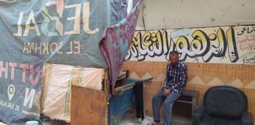 حمدي مصطفى أمام خيمته في الشارع