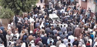 الالاف يشيعون جنازة  النائب محمود الخشن بمسقط رأسه في قرية ساقية المنقدي