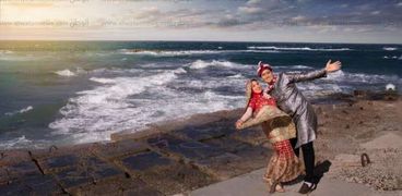 سيشن بـ"الملابس الهندية" يتوج قصة حب ٥ سنوات على شاطئ الإسكندرية