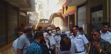 نائب محافظ القاهرة تتابع إزالة المبان المخالفة