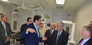 محافظ المنيا يتفقد مستشفي راعي مصر
