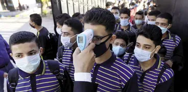 تلاميذ المدارس يلتزمون بارتداء الكمامات الطبية أثناء دخول المدارس