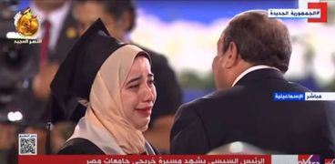 الرئيس السيسي يستمع للطالبة