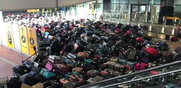 تكدس الحقائب بمطار هيثرو بلندن