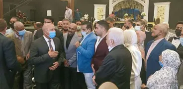 وزير النقل وكيلا لعروس من أبناء العاملين بورش كوم أبو راضي