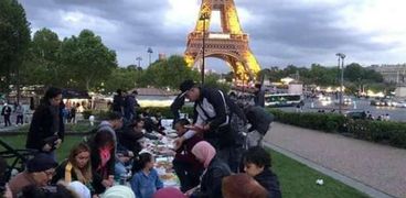 افطار المصرين بجابن برج أيفل في فرنسا
