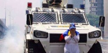 بالصور| عجوز تتحدى الغاز المسيل للدموع فتصبح رمز الانتفاضة في فنزويلا