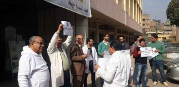 بالصور| وقفة احتجاجية صامتة للعشرات من أطباء الفيوم ضمن "وقفات الكرامة"