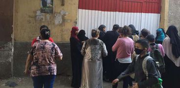 تزاحم أهالي أمام مدرسة ابتدائية بالعمرانية: "عايزين ندفع المصاريف"