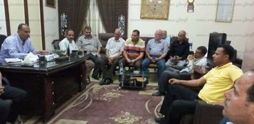 رئيس مدينة دسوق يلتقى نوابه ورؤساء القرى