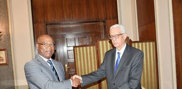 نائب وزير الخارجية للشئون الأفريقية يلتقي وزير خارجية موزمبيق