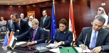 «عرفات ونصر وداتون» أثناء توقيع اتفاقية الخط السادس للمترو