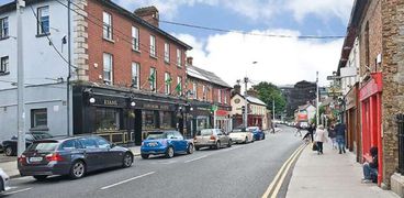 أحد شوارع بلدة "دندرام" الواقعة جنوب العاصمة الأيرلندية "دبلن"