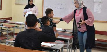 نادية فتحي خلال متابعة امتحانات الشهادة الإعدادية بالإسكندرية