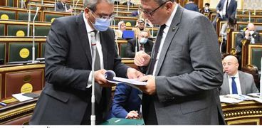 مشاورات بين البرلمان والحكومة داخل قاعة مجلس النواب