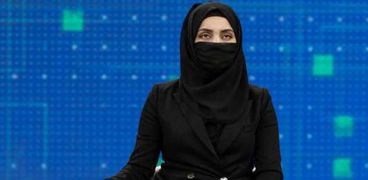 إحدى المذيعات الأفغانيات تظهر على الشاشة مرتدية النقاب